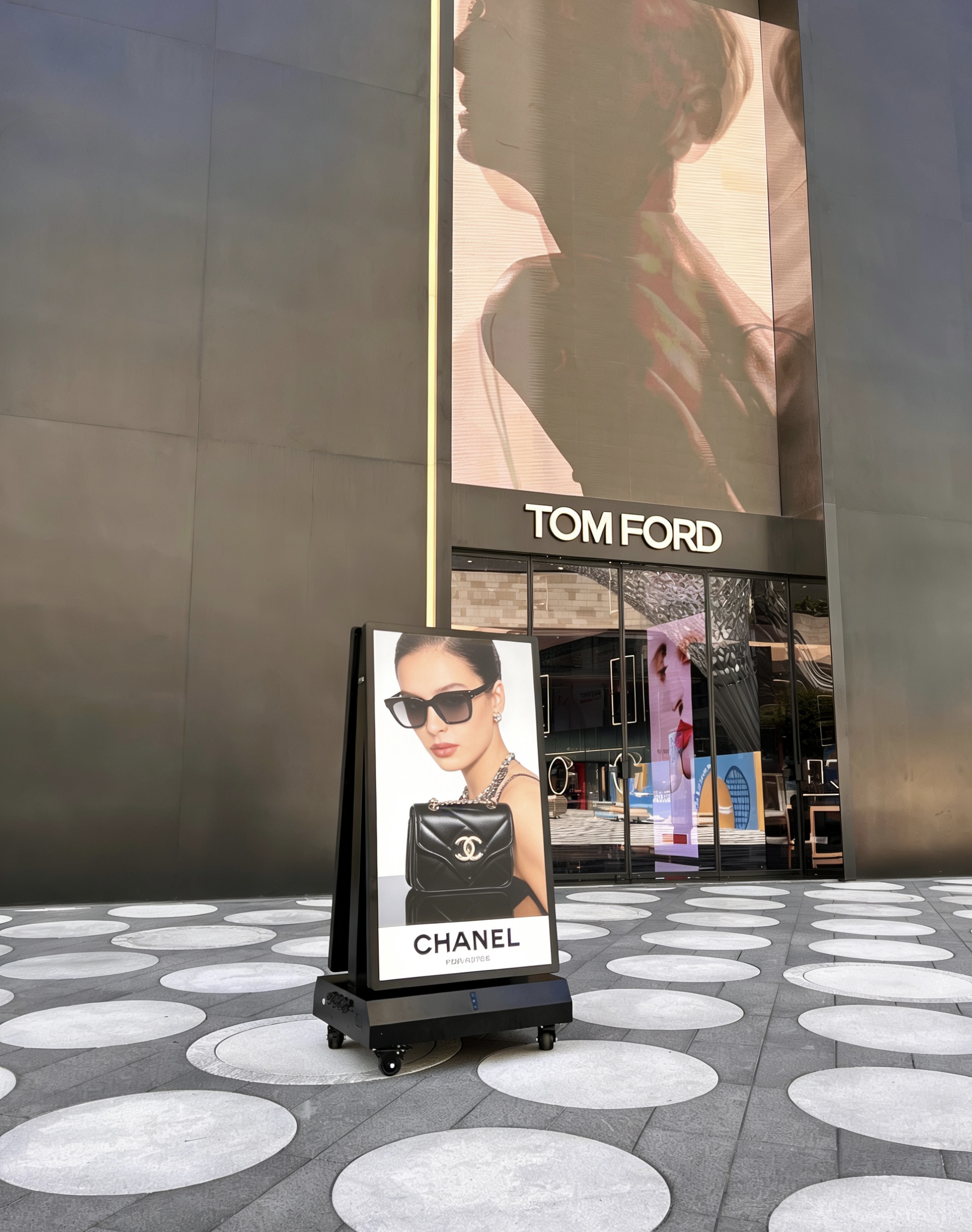 Lüks reklamlar için 4K Ultra HD yüksek parlaklıkta çift taraflı dış mekan LCD dijital tabela