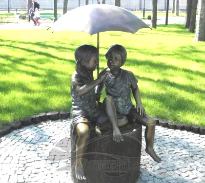 Children shaped sculptures Bronze Boy and Girl Umbrella Fountain
