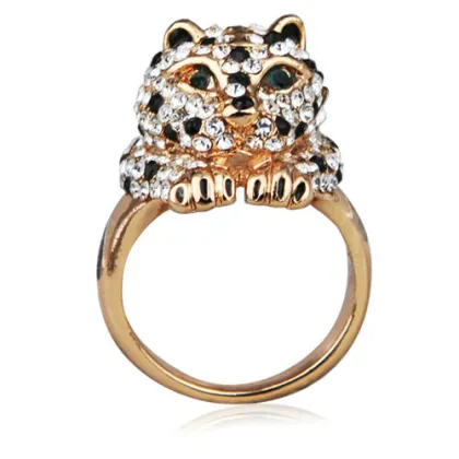 Fabulous Tai Lung gold ring with cool CZ diamond