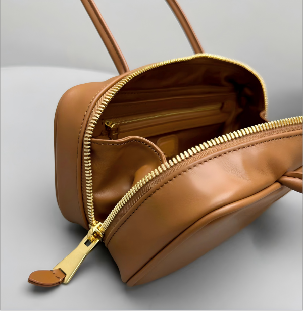 긴 가죽 손잡이가있는 세련된 레트로 토트 Stylish Retro Tote with Long Leather Handles