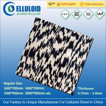 Small plastic hair claw clips making raw plate