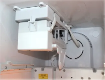 Refrigerator ice maker