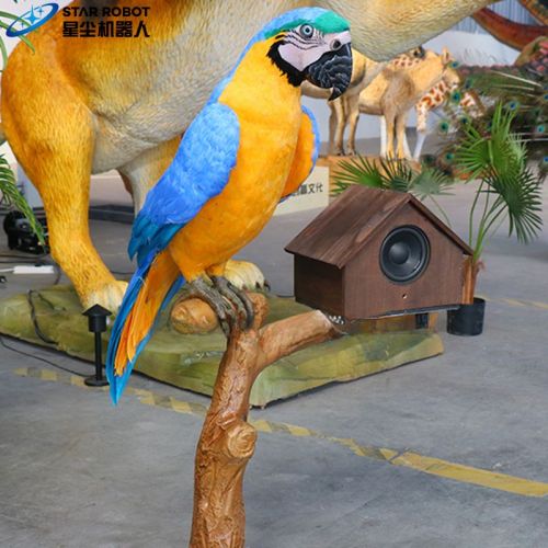 Burung beo animatronic berdiri di cabang untuk dijual
