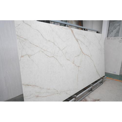 Pierre de JADE exquise en soie dorée