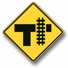 لوحة إعلانات إشارات المرور مع لوحة الوقوف