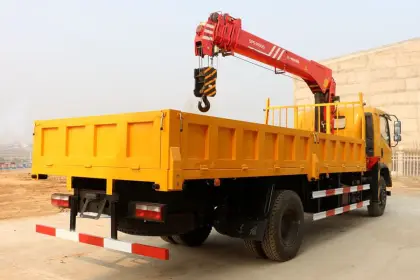 Dongfeng Truck Cargo With 7Tons Loader Crane