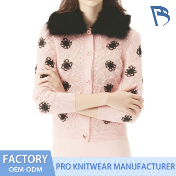 Renda corak rajutan atas dengan kolar bulu merah jambu