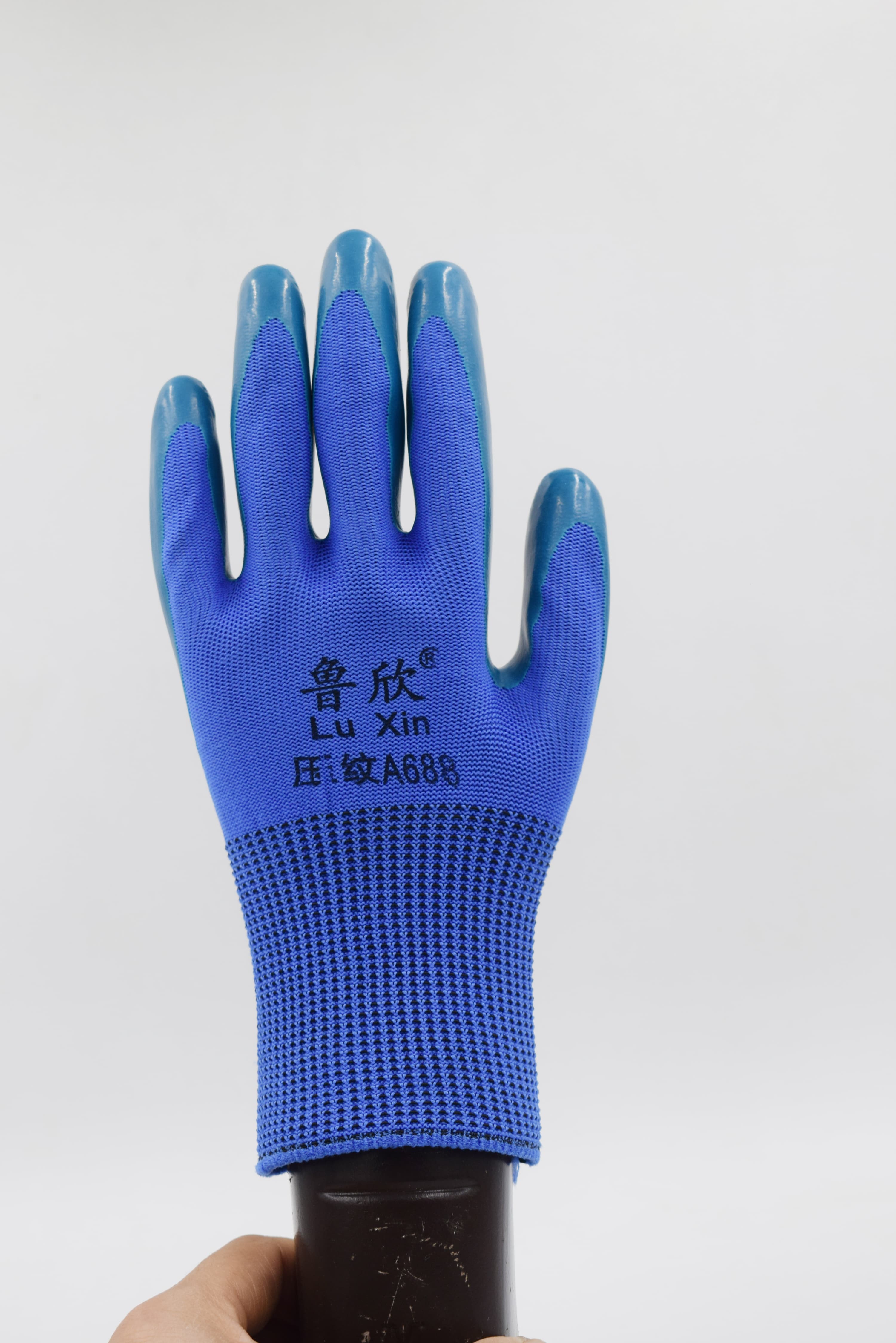 A688 embossed protective gloves