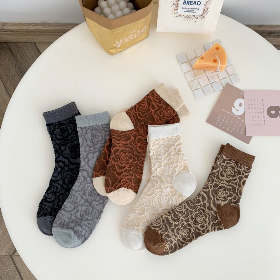 Naka -texture na cotton timpla ng medyas sa estilo ng retro