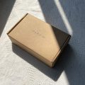 Recycelte maßgefertigte Geschenkpapierschachtel für Kleidungsstücke