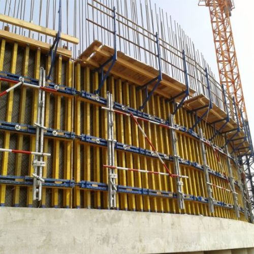 Sistema de cofragem cantilever para vazamento de concreto em grandes áreas