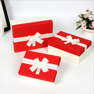 Caja de papel de chocolate con cinta de nudo de lazo romántico