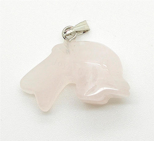 Colgante de cuarzo rosa con forma de delfín.