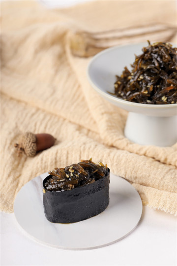 the seasoned wakame for sushi