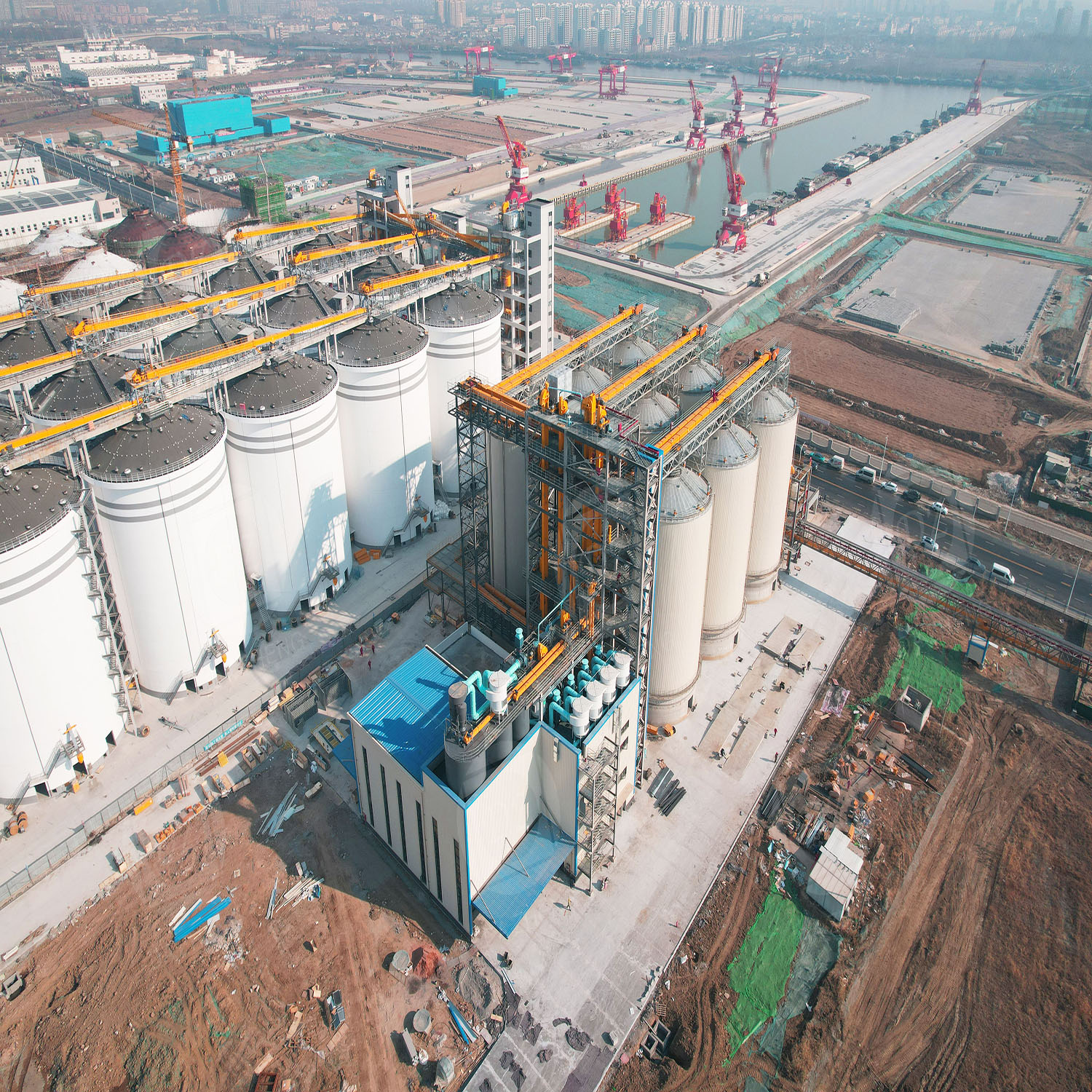 Silos for cement clinker production plants