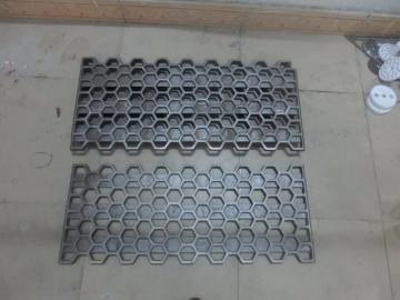 Honeycomb bottom plate for furance