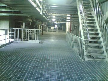 Platform floor walkway metal grating
