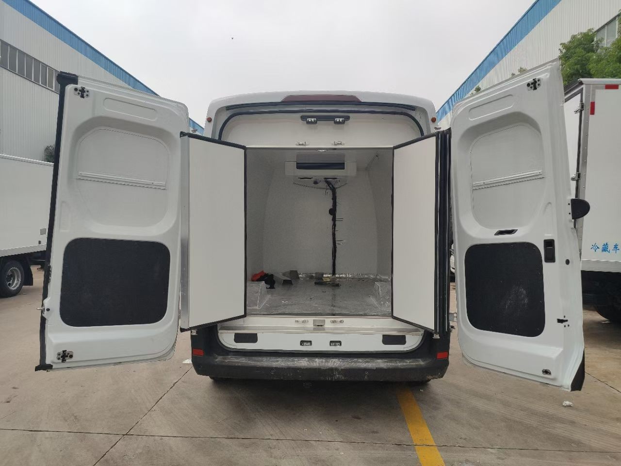 Pharmaceutical cold transport vehicle