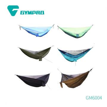 Hammock elástico antigo com rede de mosquitos