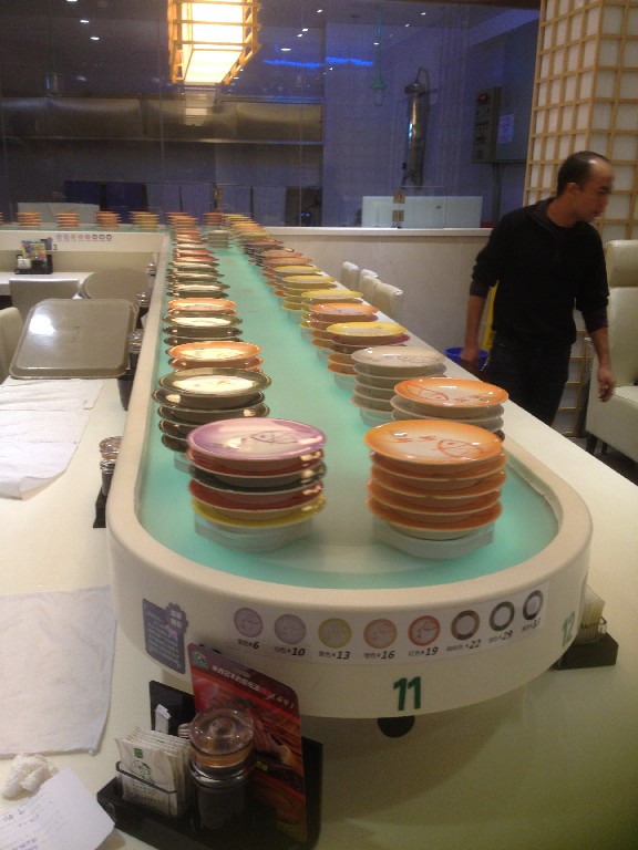 Magnetic food conveyor belt