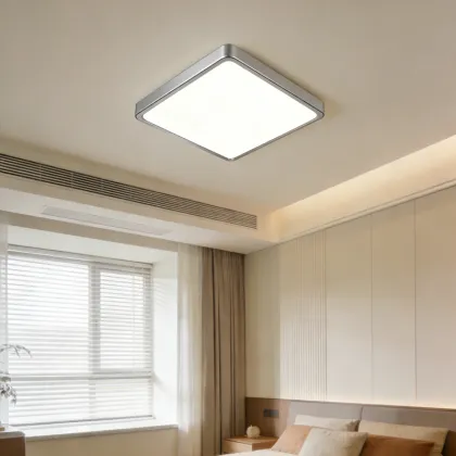 Ceiling lamp with uniform light spread