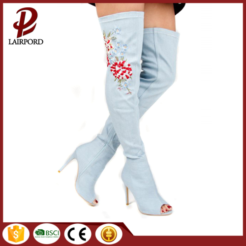 デニム生地の刺繍の花の膝のブーツ