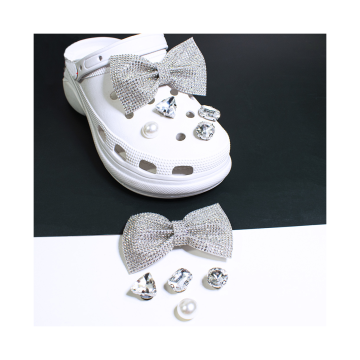 Rinestone con fibbia scarpe da zoccoli: ultime tendenze di moda nei sandali femminili con fascino e bottoni