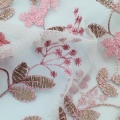 Rosa Blumen bestickter Tüllstoff aus 100 % Polyester
