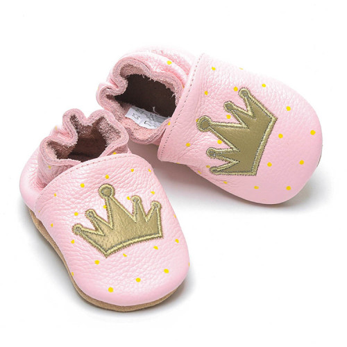 Zapatos suaves de cuero rosado recién nacido