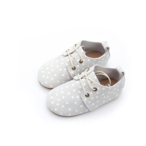 Commercio all&#39;ingrosso di scarpe per bambini in pelle a pois con suola in gomma