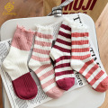 韓国の文字刺繍中のチューブソックスストライプソックス