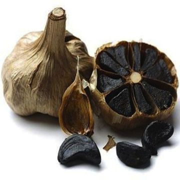 Ajo negro entero fermentado con sabor único y oxidante