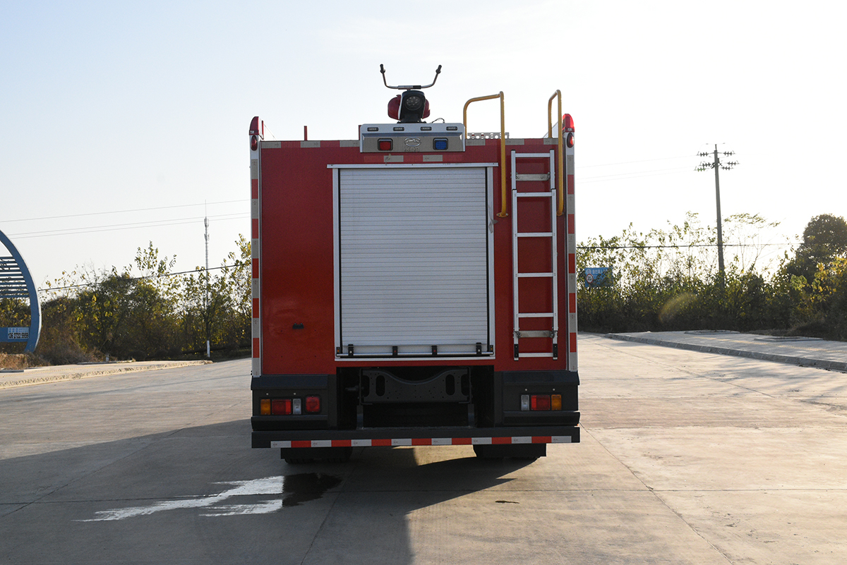 ISUZU GIGA 6000L water foam fire truck