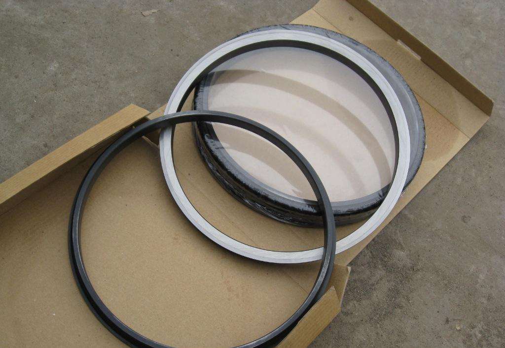 Traveling motor floating oil seal