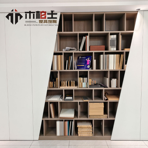 Estante moderna personalizada com portas