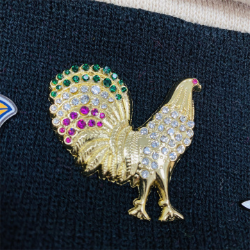 Custom High-Quality Metal Enamel Pins with Rooster and Rhinestones for Caps