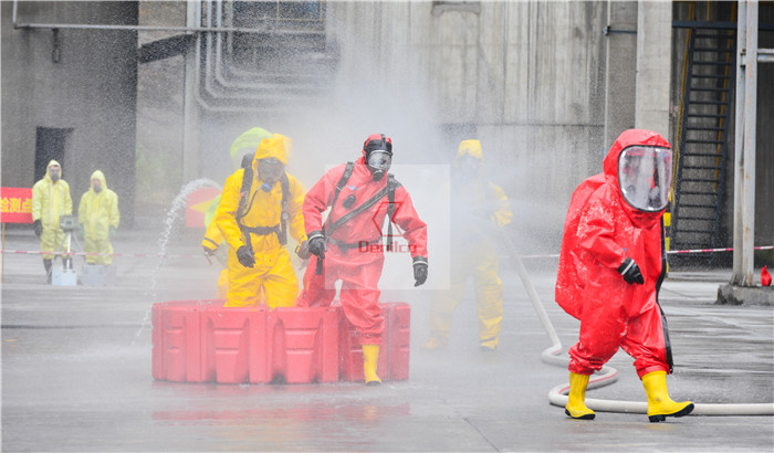 temporary water barrier for firefighting safety fireman