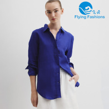 Una camisa azul de moda para damas.