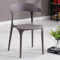 Chaise en plastique empilable de dossier creux