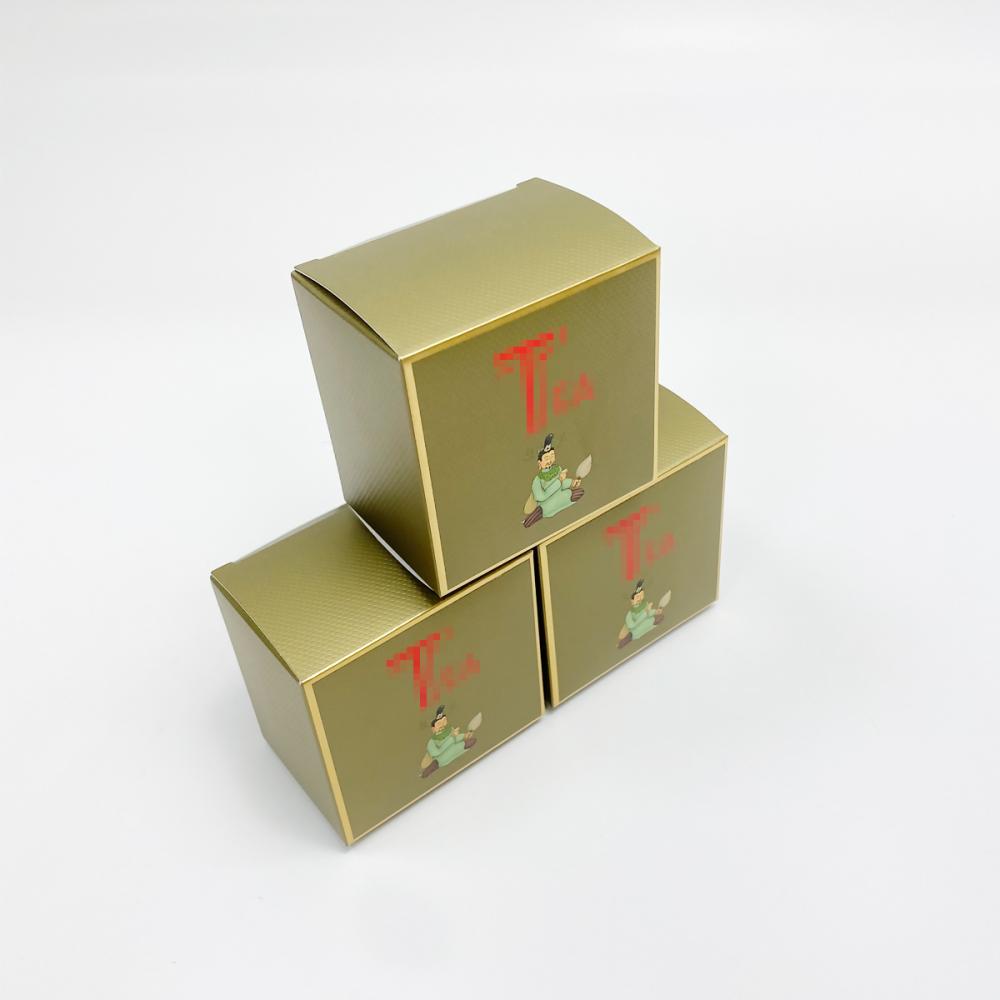 Los fabricantes imprimen y producen cajas de embalaje de té.