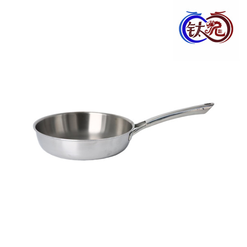 Прочная сковорода из нержавеющей стали.