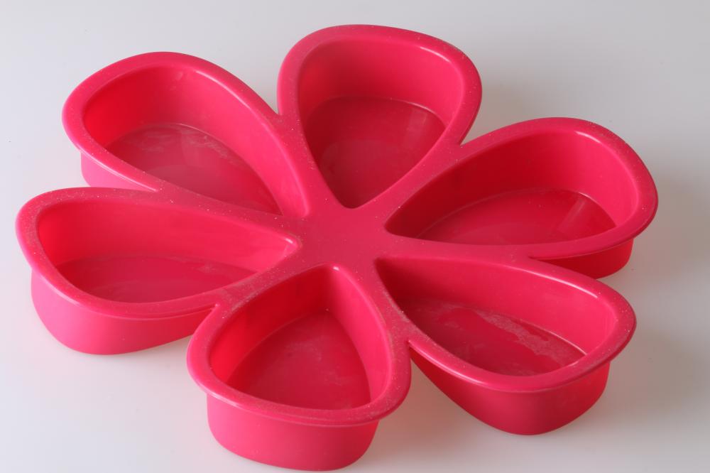 Baking mold in flower shape