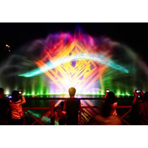 Фонтанҳои калони обҳои беруна ба чашмаи калони оббозии берунӣ