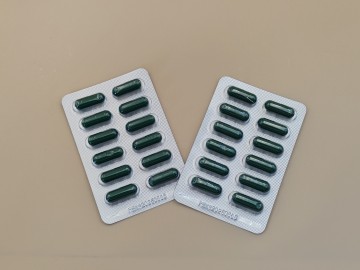Cápsulas de paracetamol, cafeína, bezoar de vaca artificial e maleato de clorfenamina