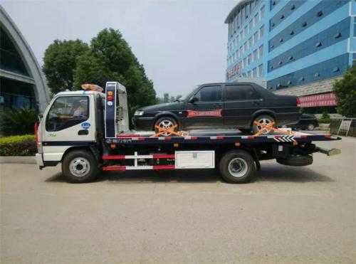 Xe tải JAC 4 x 2 hỗ trợ bên lề đường