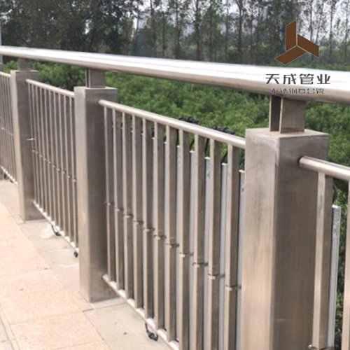 Garde-corps en acier inoxydable de longue durée pour ponts