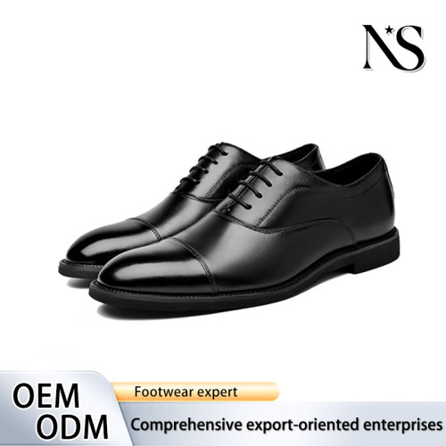 Tres hombres de cuero negro de primera flor