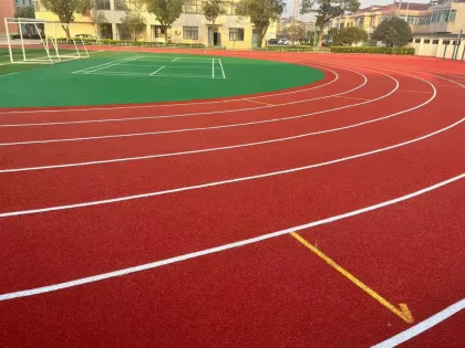 Lightweight rubber granules for tennis courts