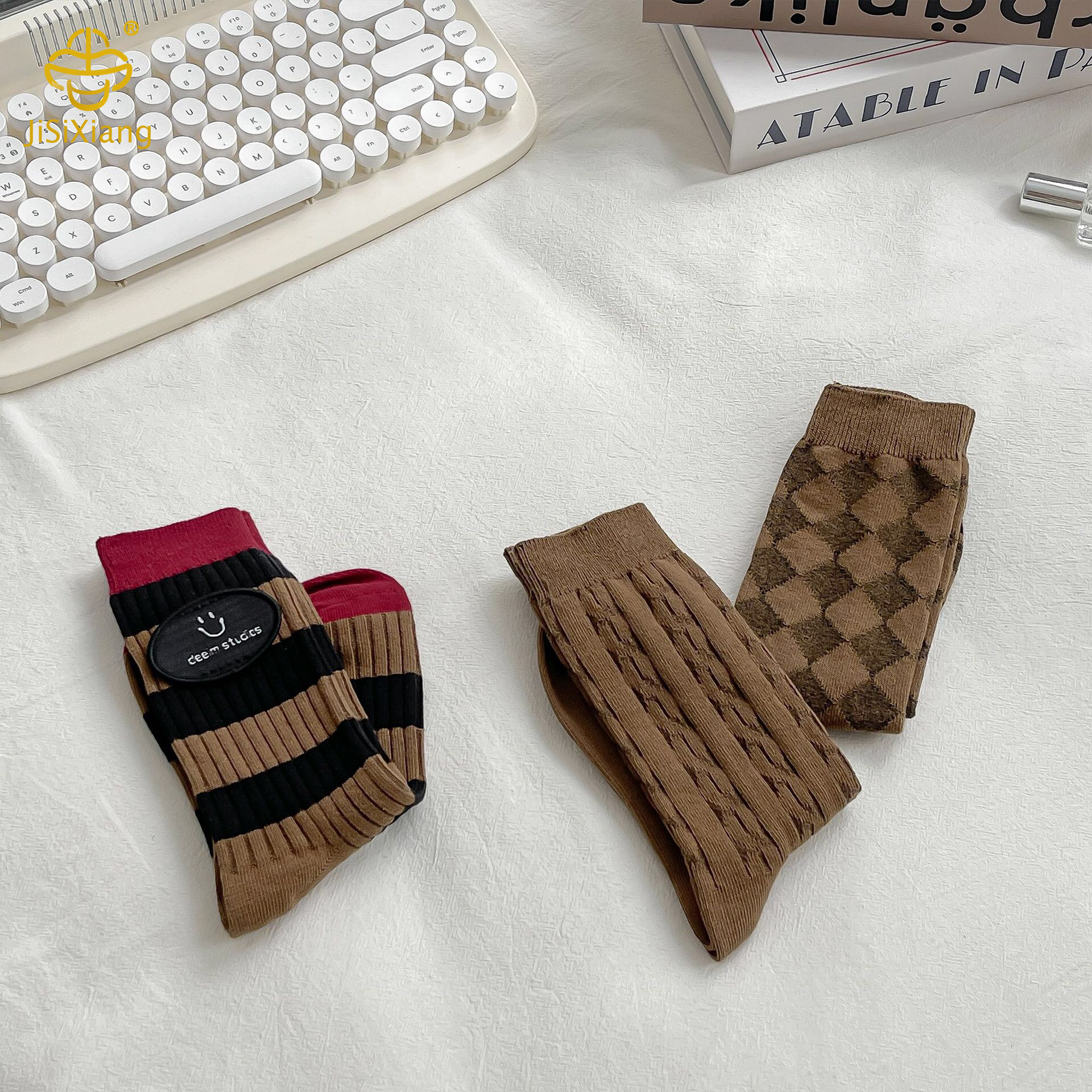 튜브 양말과 파일 양말이 달린 Miradeb 로고의 한국 버전