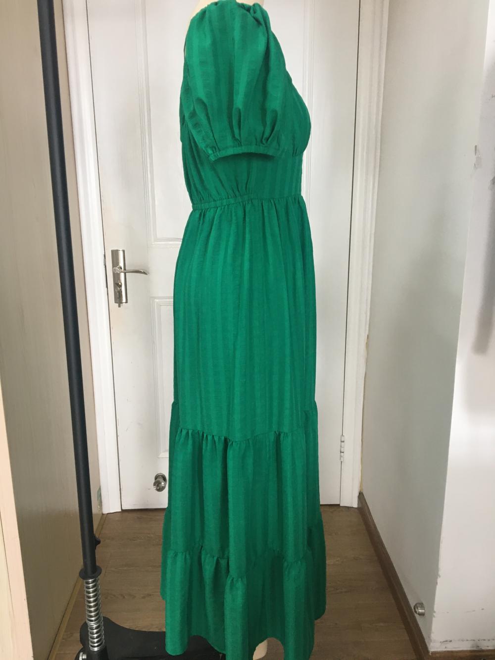 Vestido feminino verde com babado em camadas